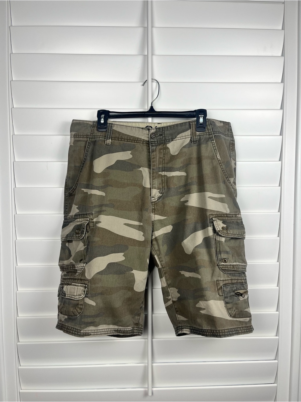 Plugg Men's Camo Cargo Shorts size 34 Y2K utility outdoor streetwear